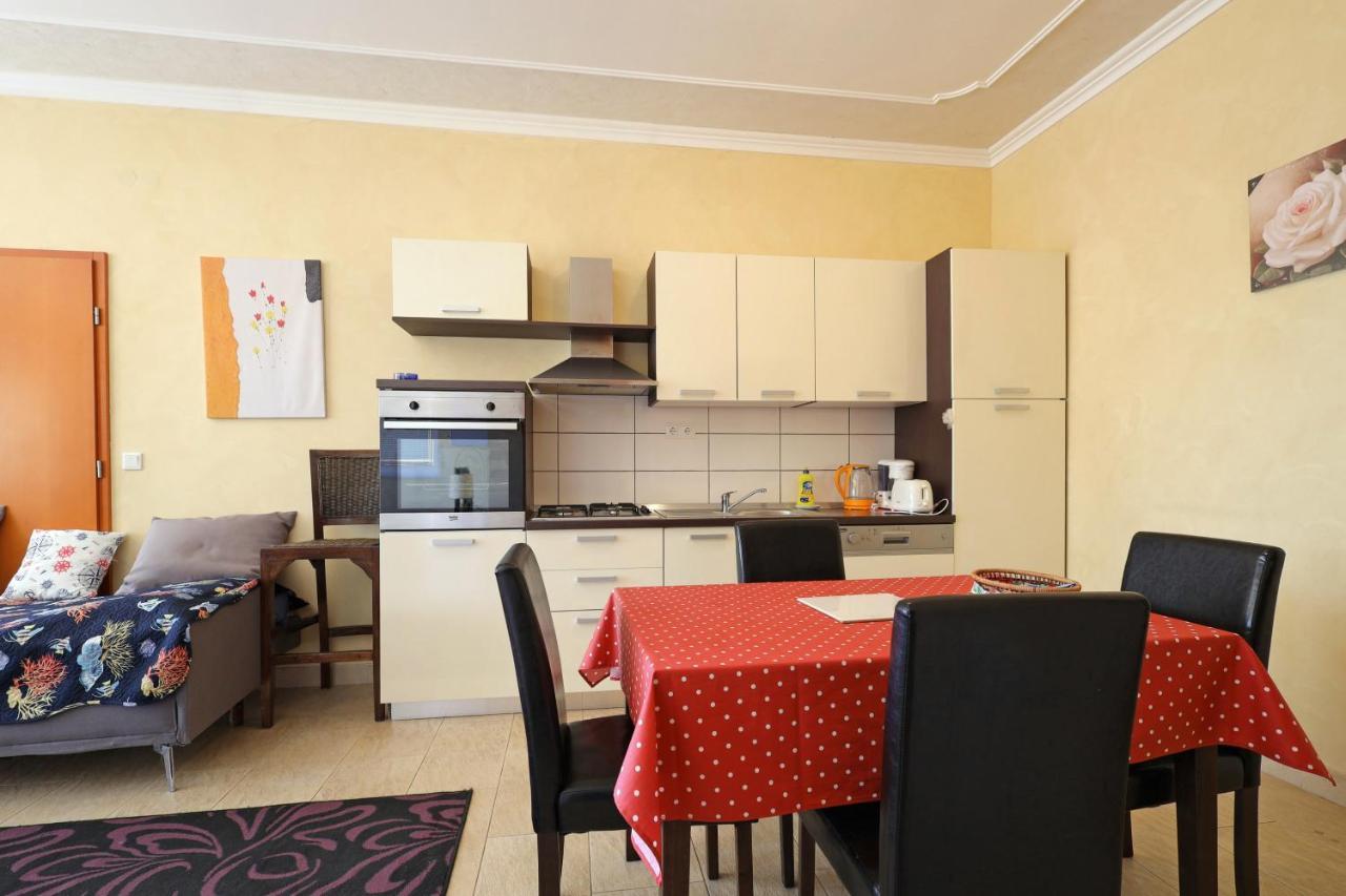 Family Friendly Seaside Apartments Brodarica, Sibenik - 15270 Экстерьер фото