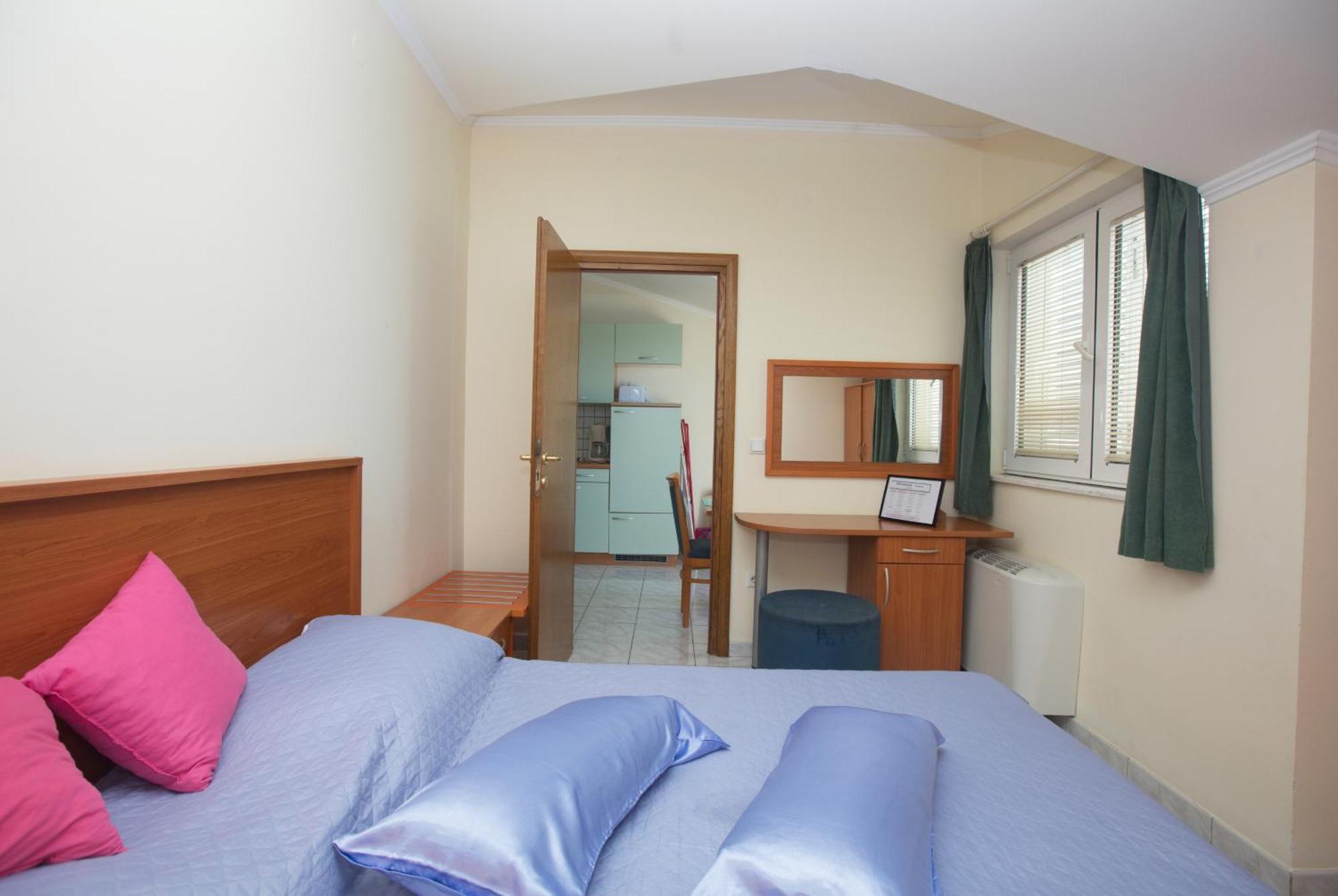 Family Friendly Seaside Apartments Brodarica, Sibenik - 15270 Номер фото