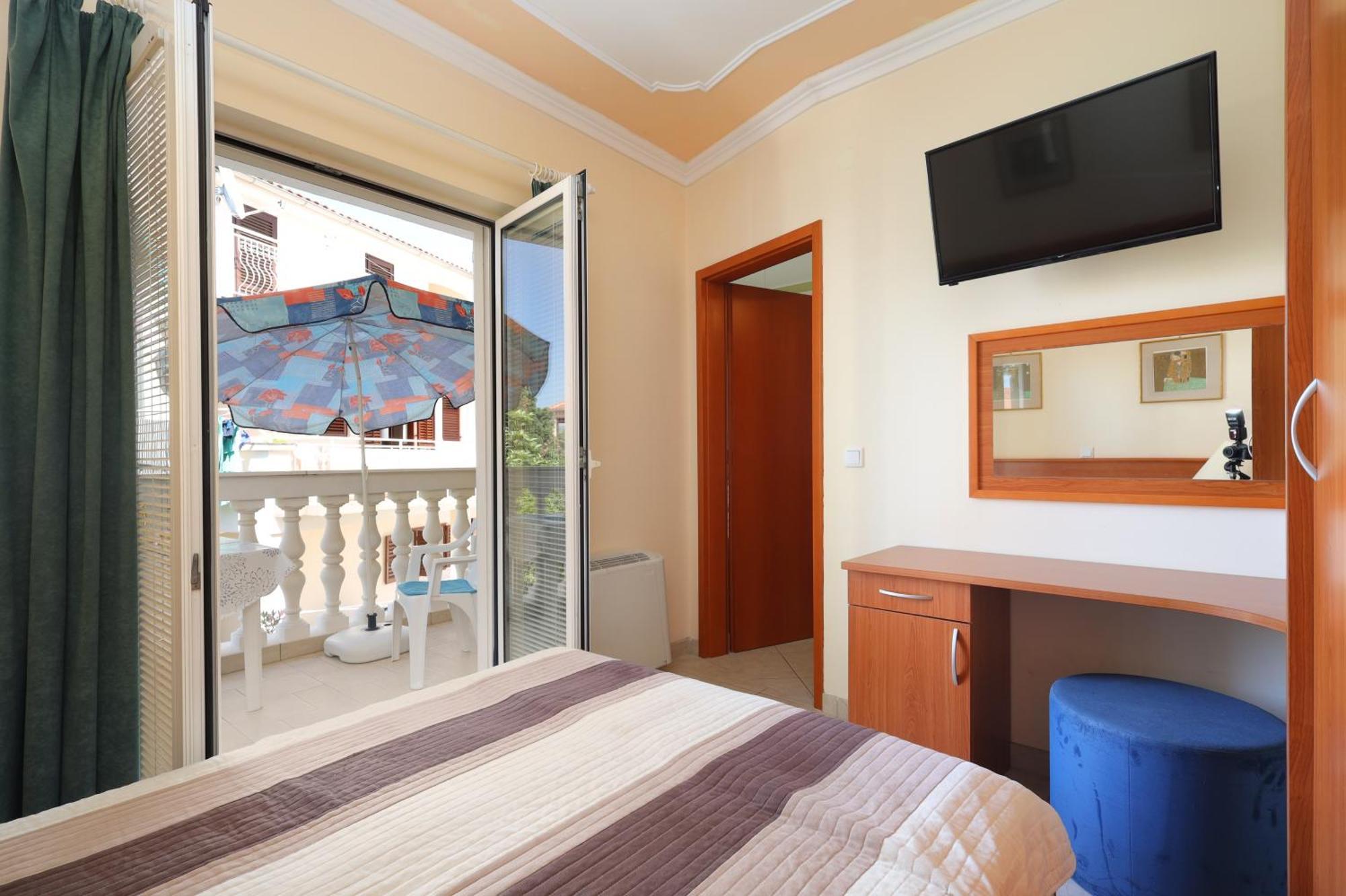 Family Friendly Seaside Apartments Brodarica, Sibenik - 15270 Номер фото