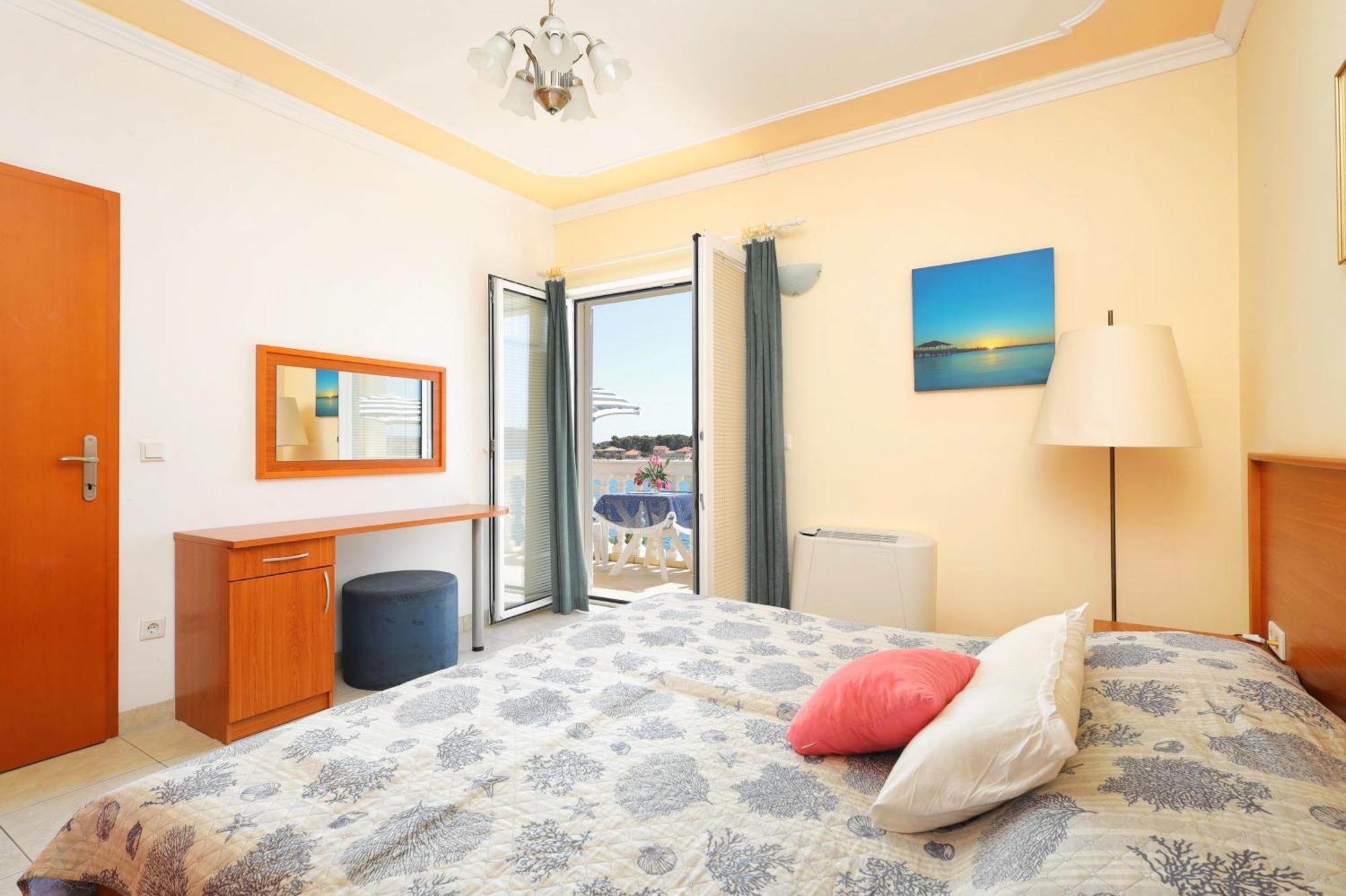 Family Friendly Seaside Apartments Brodarica, Sibenik - 15270 Номер фото
